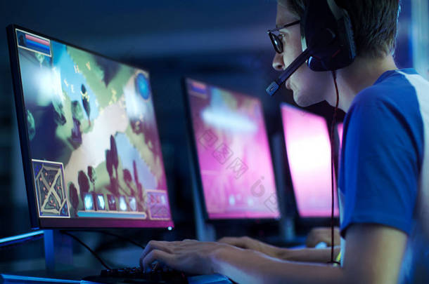 团队的专业电子竞技玩家玩在竞争 Mmorpg / 战略视频游戏，对网络游戏比赛。他们到麦克风相互交谈。舞台上看起来很酷的霓虹灯.