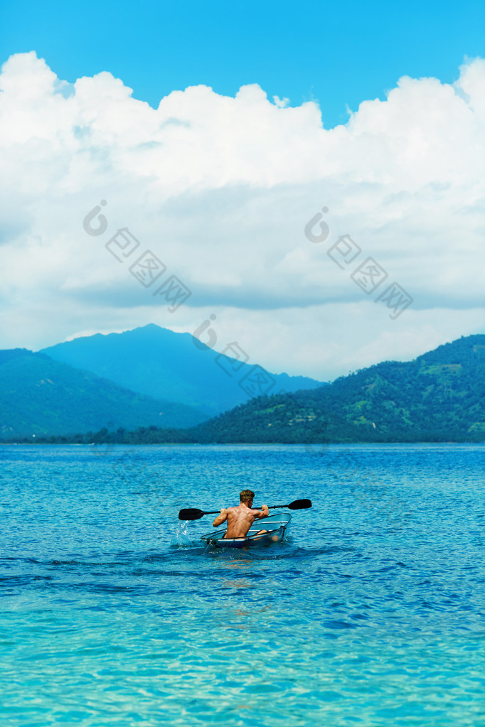 夏季旅游皮划艇。男子划独木舟透明皮划艇在海洋