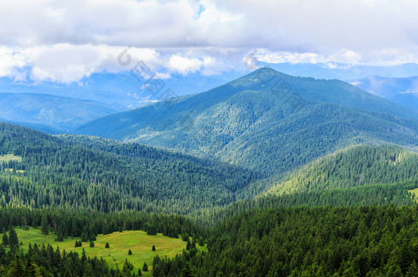 明亮、 风景如画的喀尔巴阡山脉<strong>景观</strong>。Chornogora 脊，乌克兰，欧洲.