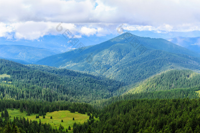 明亮、 风景如画的喀尔巴阡山脉景观。Chornogora 脊，乌克兰，欧洲.