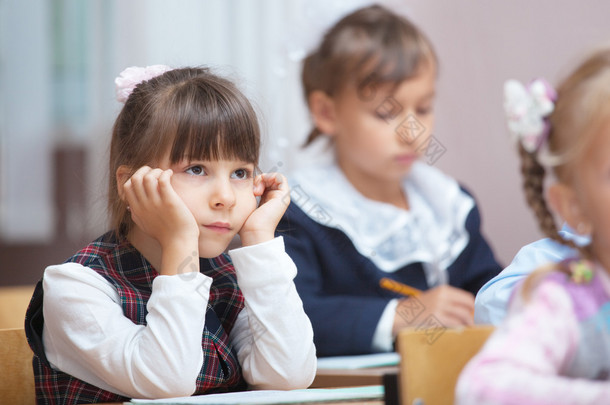 在教室里的小女生.