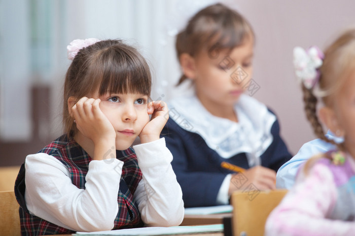 在教室里的小女生.