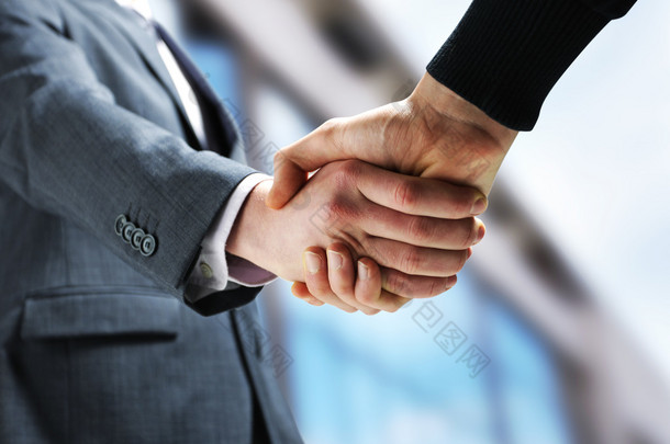 两个商人握手.
