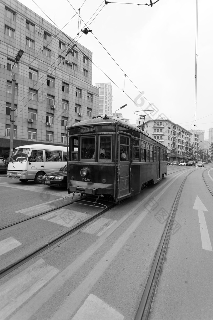 中国大连市街上的老电车街拍,旅途 街头