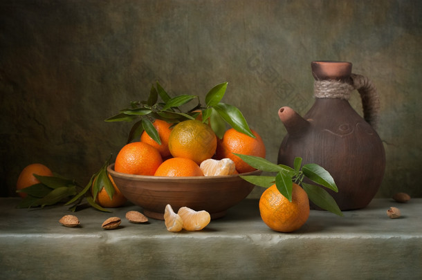 静物橘子和水罐