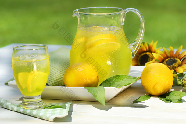 壶与玻璃桌上酷柠檬水