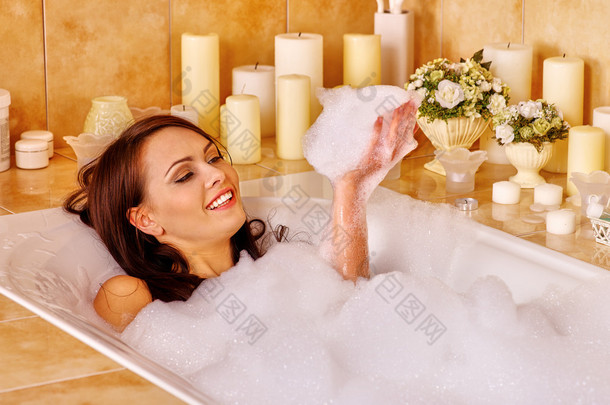 女人放松在泡泡浴.