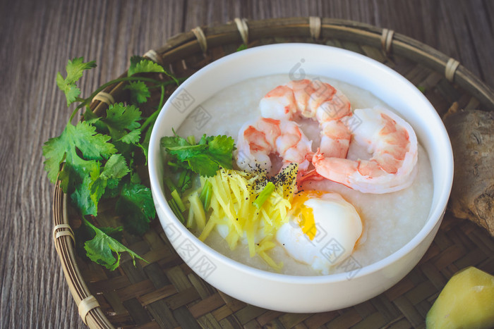 虾和鸡蛋，复古色调的稀饭海鲜粥