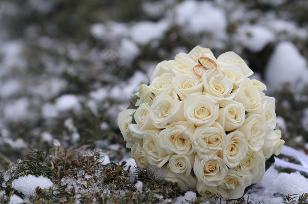与冬季的花束结婚戒指