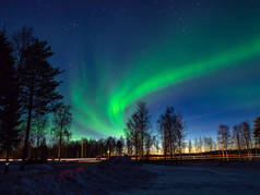 芬兰罗瓦涅米市上空的北极光与星空