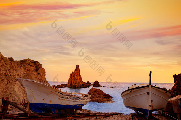在西班牙阿尔梅里亚 Cabo de Gata las Sirenas 日落