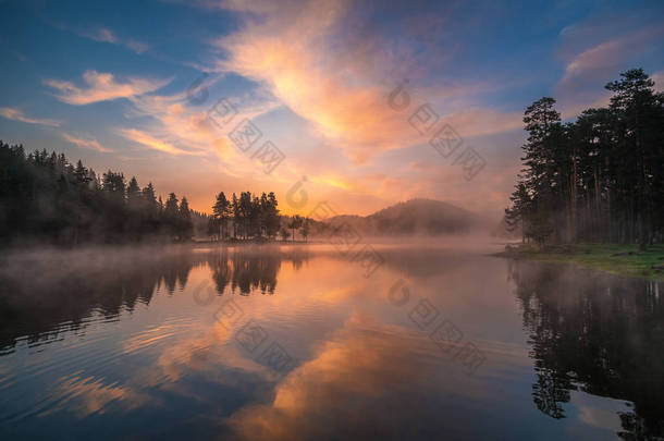 晨雾在湖上，日出射击