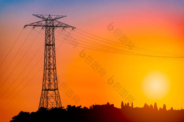 土耳其伊斯坦布尔橙色日落天空的电网塔