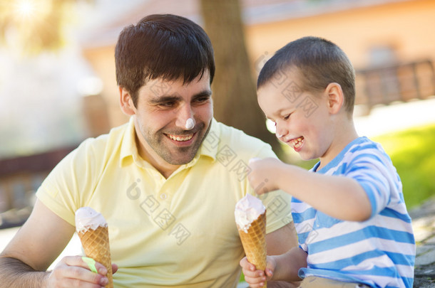 父亲和儿子享受冰淇淋