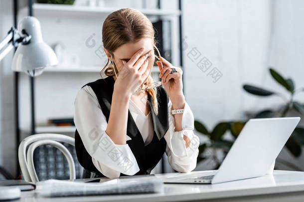 女商人有选择的焦点, 在正式穿坐在电脑桌, 触摸额头和头痛在<strong>工作</strong>场所