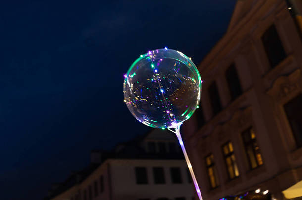 卢布林, 波兰-2018年7月27日: Led 透明气球与多色发光花环。夜晚的灯光很鲜艳。在卢布林<strong>街道</strong>上的<strong>照明</strong>气球