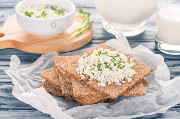 木桌上干酪顶的脆酥饼干特写观察