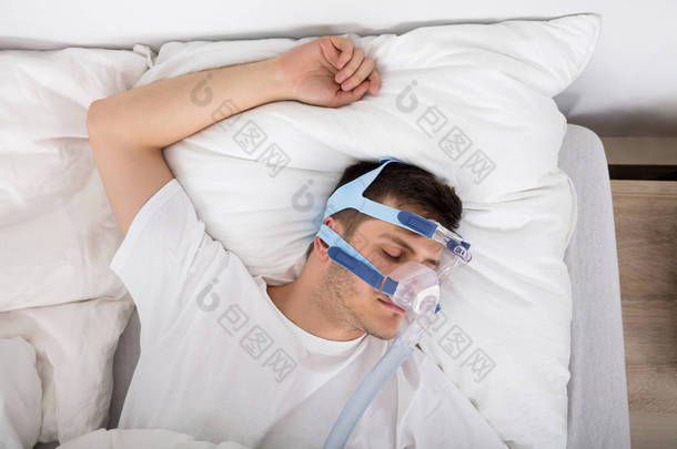 睡眠呼吸<strong>暂停</strong>和 Cpap 的男人