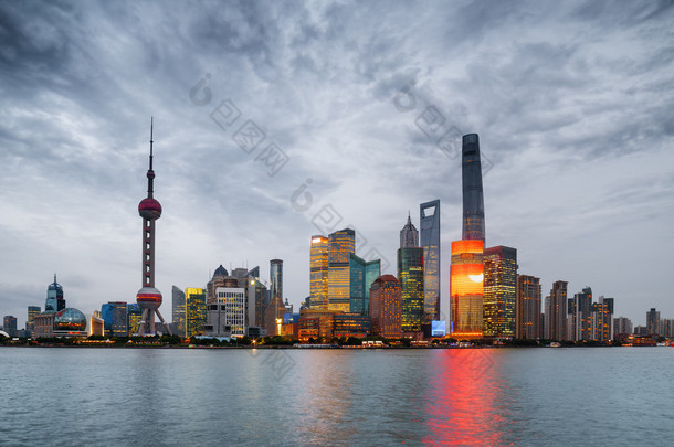 晚上观的浦东天际线 (陆家嘴)，上海，中国