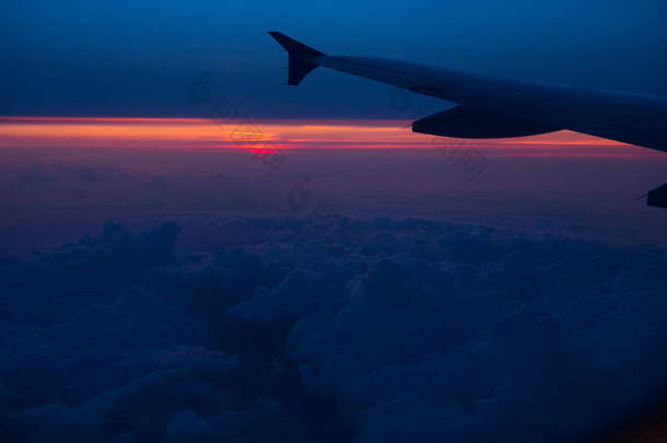 一架飞机从日落美景