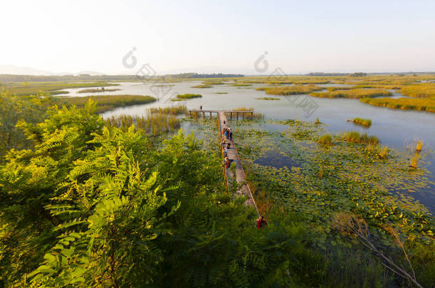 埃夫特尼湖和景观 / 杜兹 .