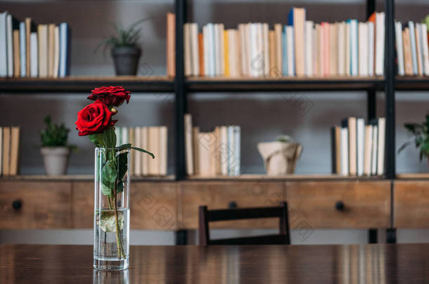 图书馆花瓶里美丽的红玫瑰
