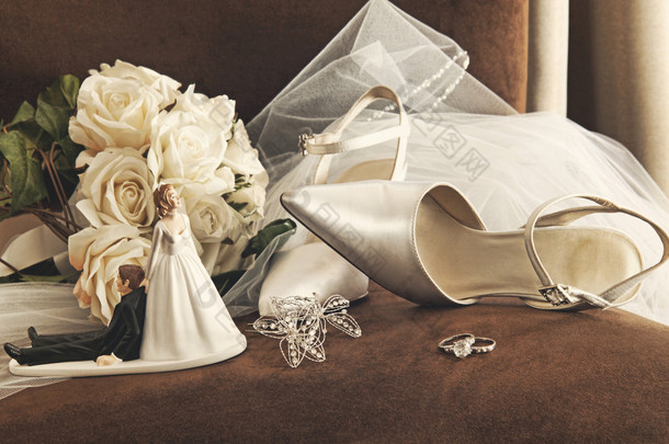 白玫瑰和一双鞋的婚礼在椅子上的花束