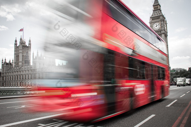 红色巴士穿过威斯敏斯特桥