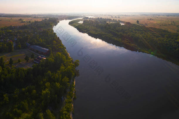 乌克兰日落时的德斯纳河景观, 用无人机拍摄