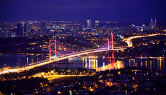 日出金色门桥和灯伊斯坦布尔，土耳其