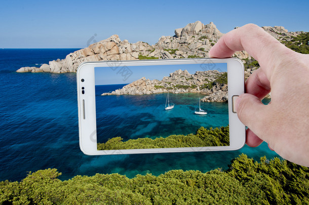 随着智能手机在撒丁岛拍照