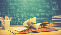 教科书上的课桌公式和物理题词黑板, 教育理念