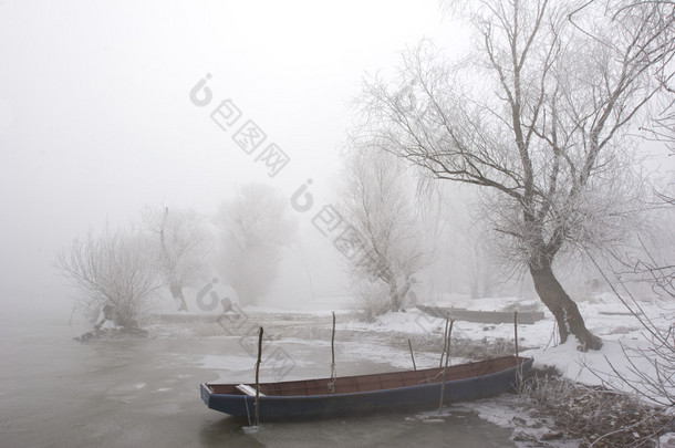 传统的捕鱼船在冬季