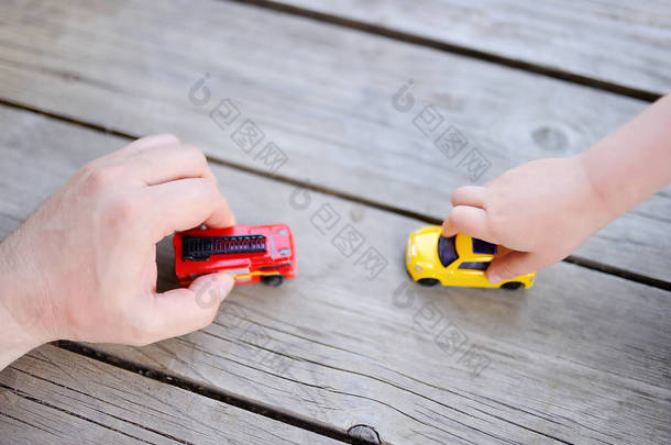 父亲与他的小儿子玩玩具车