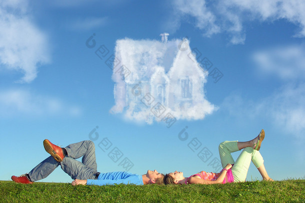 对夫妇躺在草地上
