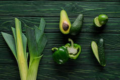 切绿色鳄梨, 黄瓜和石灰在桌上视图, 健康饮食概念