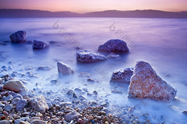 死海上空日出