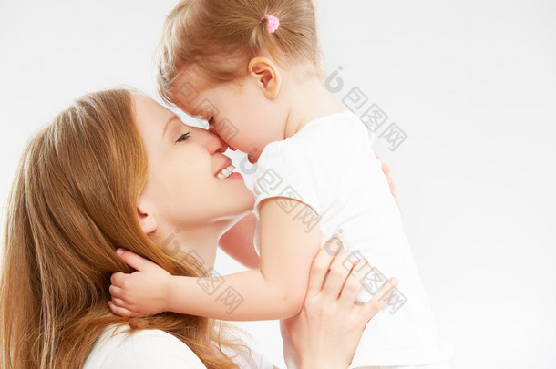 快乐家庭的妈妈和宝贝女儿<strong>拥抱</strong>和亲吻