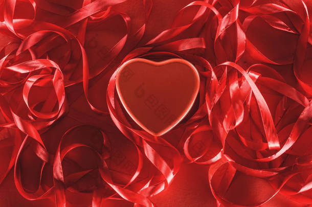 美丽的红色心脏和装饰丝带特写视图, 情人节背景
