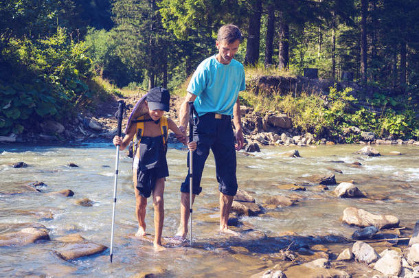 徒步旅行者-父亲和小儿子步行横跨山河