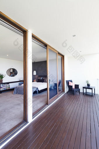 主卧室和阳台在澳大利亚的豪宅图片