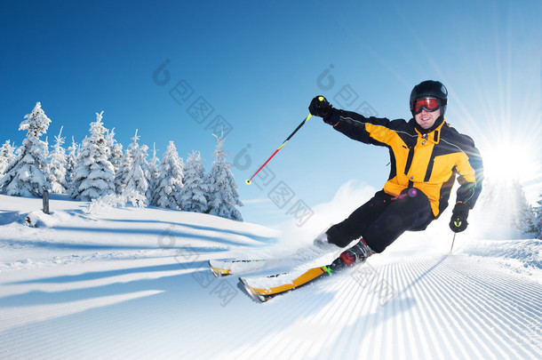 滑雪者在山、 准备滑雪道和阳光灿烂的日子
