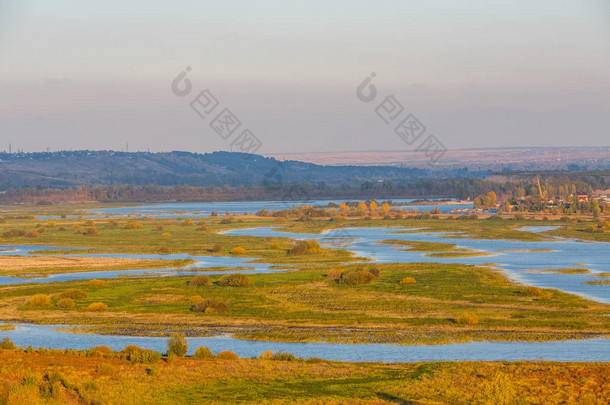 和平的秋天风景。从山顶上看。Zhigulevskie 山和伏尔加河在图片.