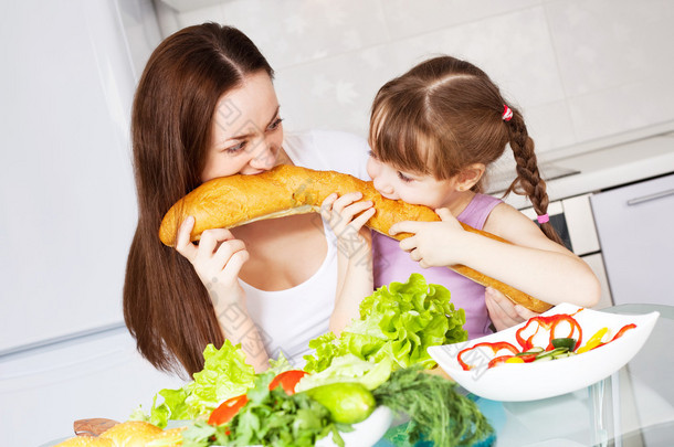 母亲和女儿吃面包