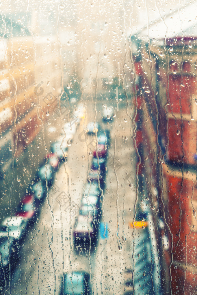 雨天，雨滴在窗口上