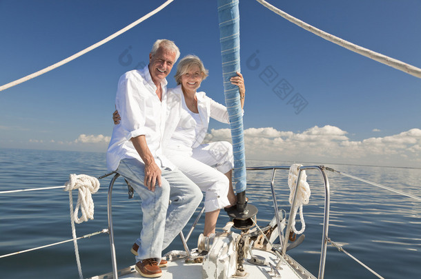 幸福的高级情侣拥抱在前面或船头的一艘帆船