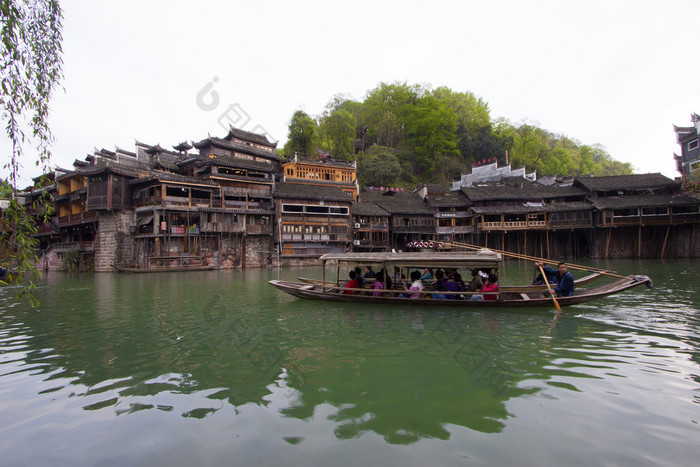 沱江河这两个银行在凤凰县，中国风光