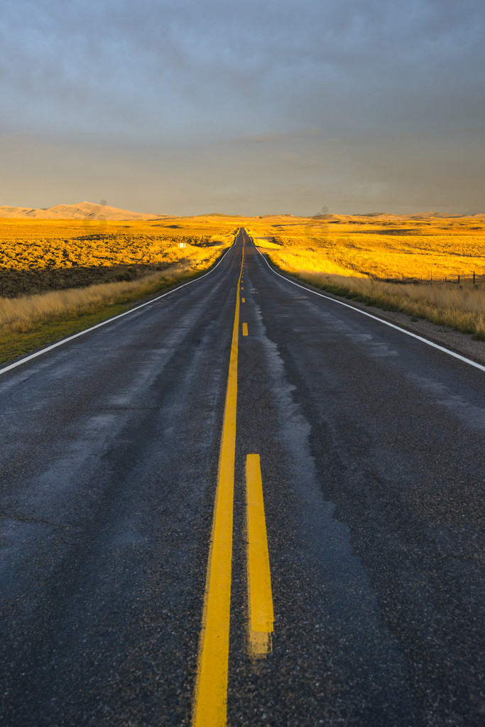 在沙漠中向山长公路高清图片下载-包图网