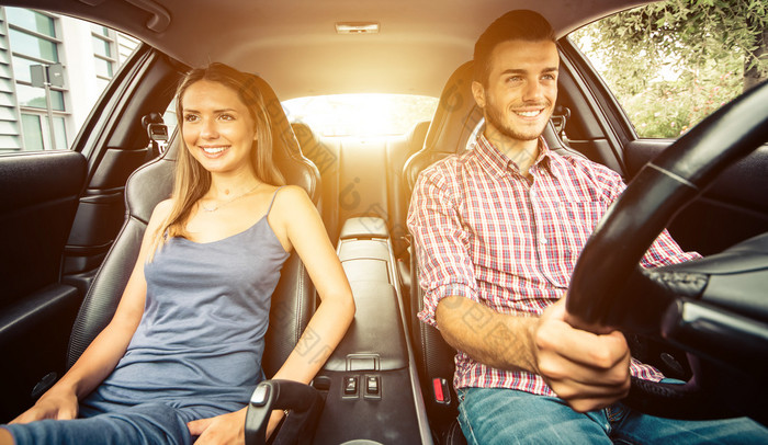 夫妇开的运动车