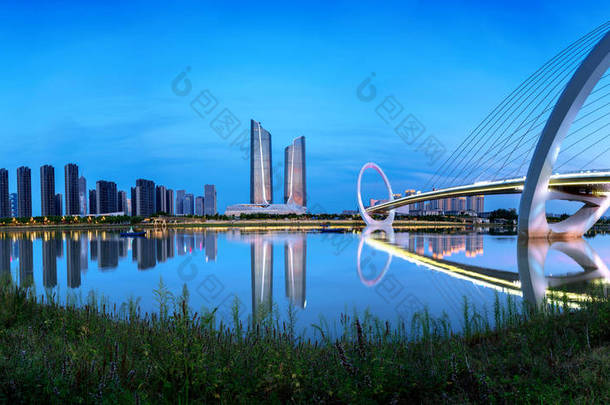 中国南京城市天际线与现代建筑<strong>夜景</strong>景观.